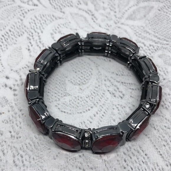 Red crystal and rhinestones black gunmetal stretch bracelet - Picture 2 of 4